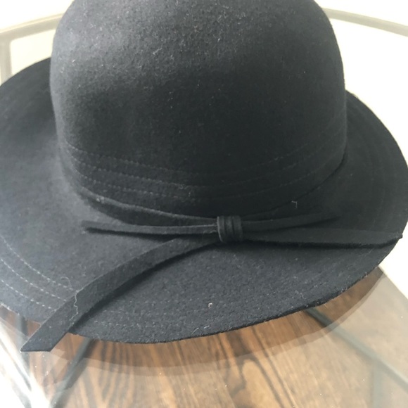 BCBG Felt Oversized Hat - Picture 2 of 3